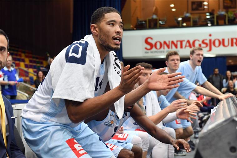 Die Eisbären wollen nach der Pause den ersten Heimsieg feiern Ivan Elliott (links) und seine Teamkollegen von den Eisbären hoffen am Freitag gegen Tübingen auf den ersten Heimsieg der Saison. Foto Scheer