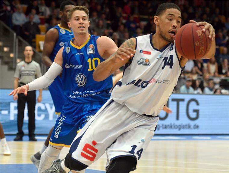 Ivan Elliott (rechts) muss mit den Eisbären zweimal innerhalb von drei Tagen auswärts ran. Foto Scheer   