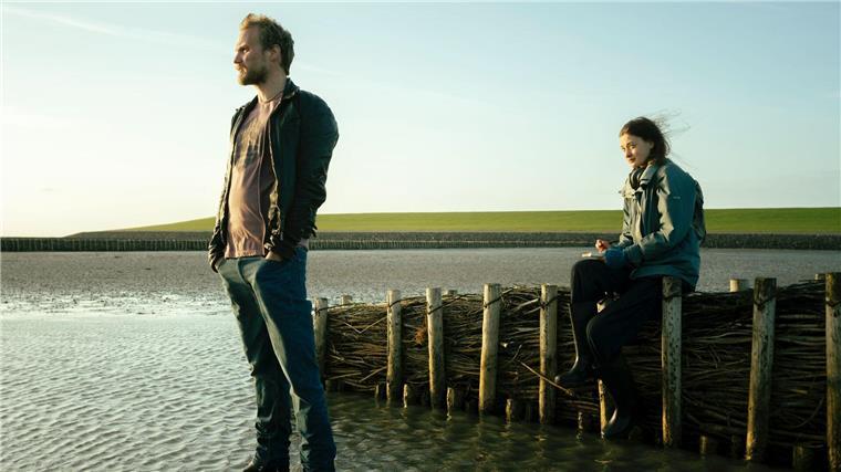 TV-Drama aus Habecks Feder: „Die Flut – Tod am Deich“ Iven (Anton Spieker, l) möchte Wienke (Philine Schmölzer, r) vor der Wahrheit beschützen. Eine Szene aus „Die Flut – Tod am Deich“.
