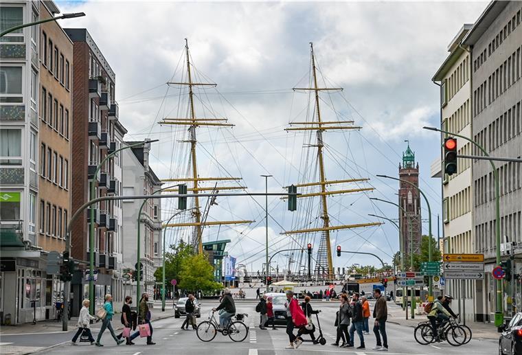 Schulschiff soll die Kasse klingeln lassen Ja, ist denn heut‘ schon wieder Sail? Seit die „Schulschiff Deutschland“ am Lloydplatz festgemacht hat, könnte der Eindruck entstehen.