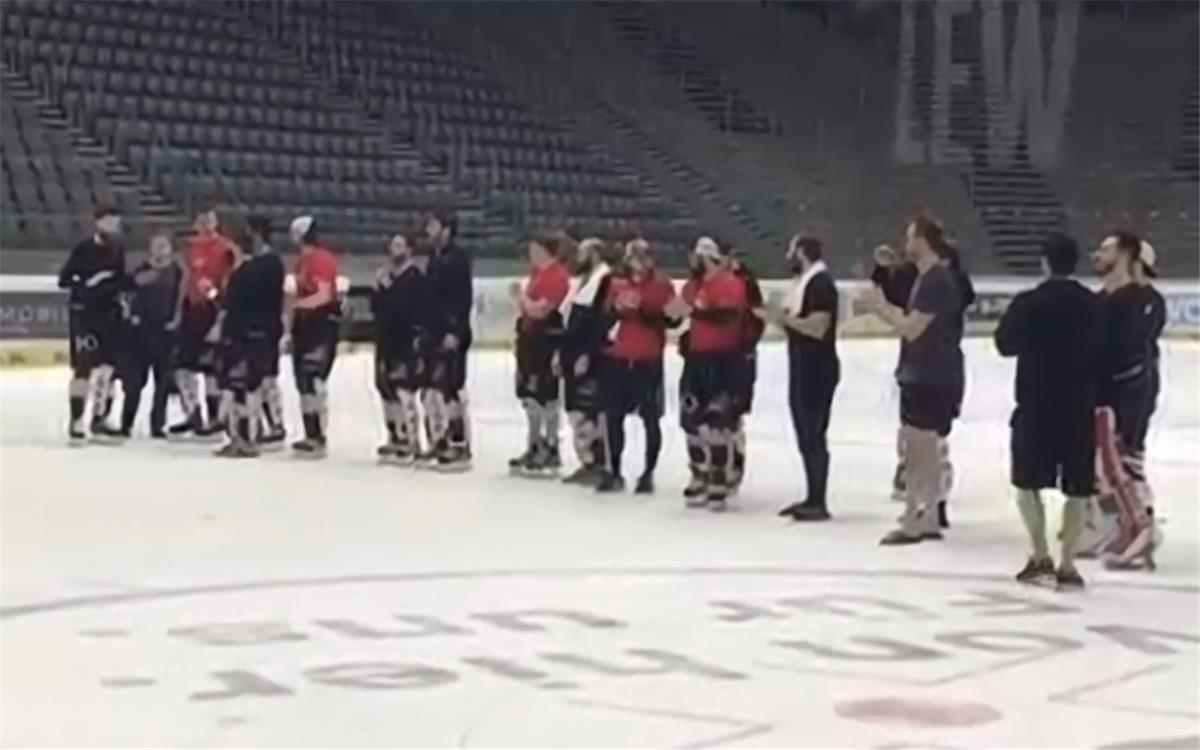 Nur zwei Einheiten - dann kommen die Adler aus Mannheim Ja, nach Auswärtssiegen dürfen sich die Spieler der Fischtown Pinguins von den mitgereisten Fans auf dem Eis feiern lassen.