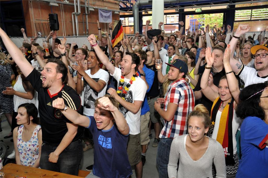 Jaaaaaaaaa!!! Große Freude beim WM-Viertelfinale in der Hochschule Bremerhaven. ...