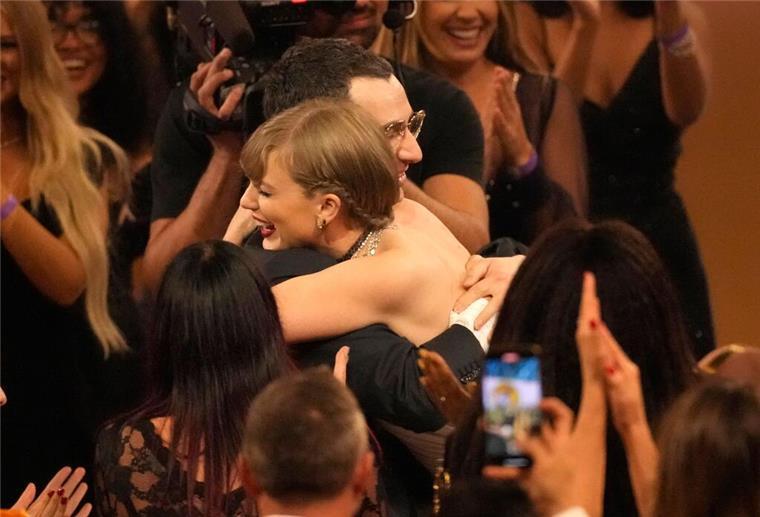 Taylor Swift schreibt mit viertem Album Grammy-Geschichte Jack Antonoff und Taylor Swift umarmen sich, nachdem sie das Album des Jahres gewonnen haben. „Es macht mich so glücklich“, sagte Swift in ihrer Dankesrede.