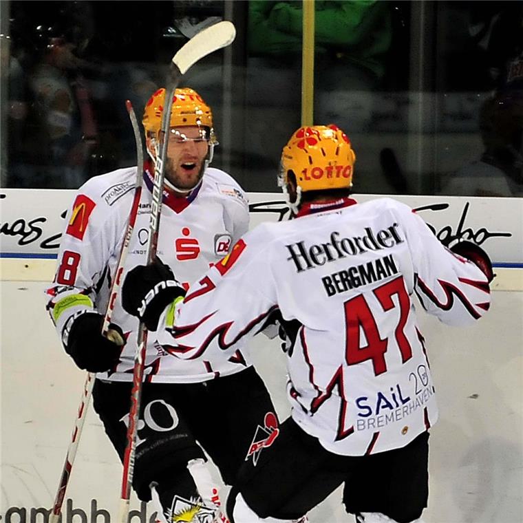 Jack Combs (links) schoss beim 3:2-Sieg der Fischtown Pinguins in Nürnberg das erste Tor für die Bremerhavener. 