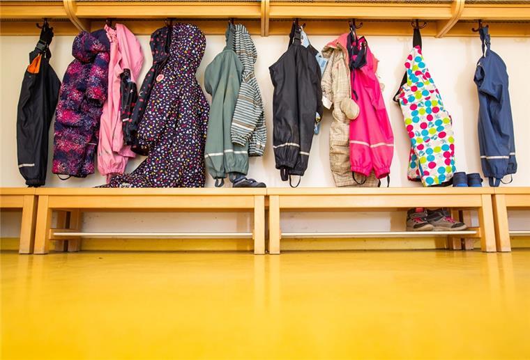 Kitas & Co. in Bremerhaven beenden Notbetrieb Jacken von Kindern hängen an der Garderobe einer Kindertagesstätte (Kita). Bremerhavener Kinder können ab dem 2. Mai 2021 wieder in die Kita kommen.