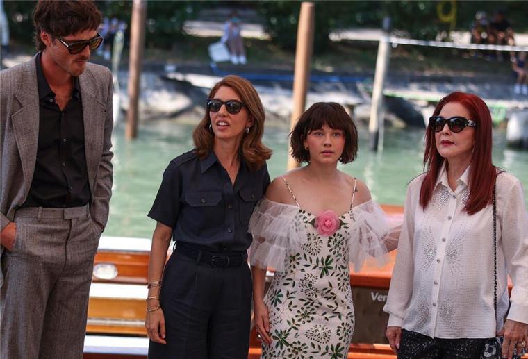 Priscilla Presley: „Elvis hat mir sein Herz ausgeschüttet“ Jacob Elordi (l-r), Regisseurin Sofia Coppola, Cailee Spaeny und Priscilla Presley in Venedig.
