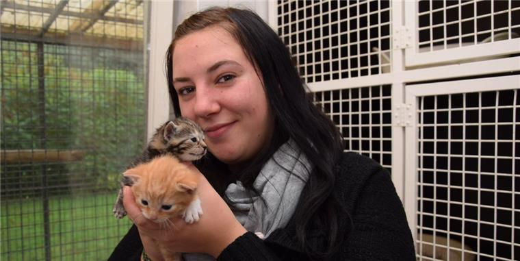 Jacqueline Munke ist die neue Leiterin des Tierheims. In ihren Händen hält sie zwei der Katzenbabys, die dort zurzeit leben.