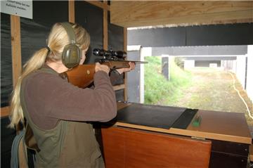 Jägerausbildung in der Wesermarsch: Jennifer Witgräfe aus Ovelgönne beim Training auf der Kugelbahn. Ob sie auf eine Wildschwein oder einen Hirsch zielt, ist mit dem bloßen Auge kaum zu erkennen.