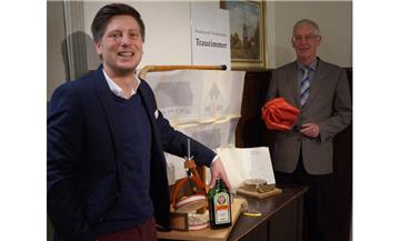 Jägermeister in der Moorseer Mühle? Museumsleiter Jan Christoph Greim (vorn) und Hans-Rudolf Mengers, Vorsitzender des Rüstringer Heimatbundes, hoffen auf viele Exponate aus der Bevölkerung. Diese sollen einen Bezug zur Mühle haben.