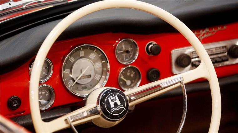 Versteigerung von historischen Oldtimer-Ikonen Jahrelang blieben sie unentdeckt in einer alten Tennishalle - nun kommen Autos mit Liebhaber-Wert unter den Hammer.