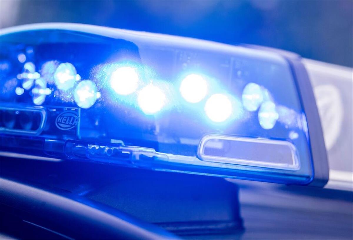 Ein Blaulicht leuchtet an einer Polizeistreife