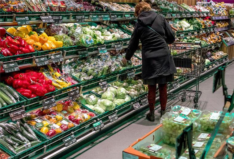 Gemüse günstiger, doch Obstpreise ziehen an: Was steckt dahinter? Frau in einem Einkaufsmarkt in der Obst- und Gemüseabteilung.