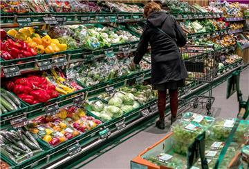 Frau in einem Einkaufsmarkt in der Obst- und Gemüseabteilung.