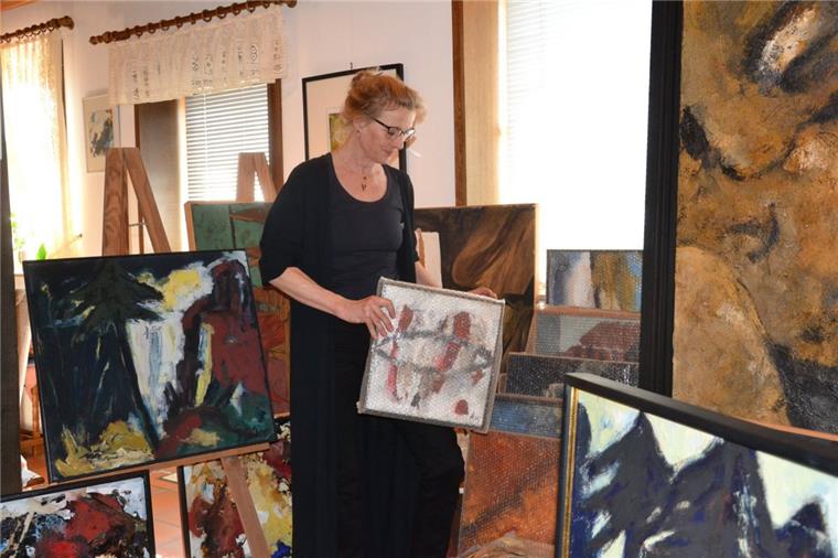 Nartum: Künstlerin Gabriele Schnars löst ihr Bilderlager auf Jahrelang hat Gabriele Schnars an die 80 Werke in ihrem Elternhaus in Nartum aufbewahrt. Weil das Haus nun verkauft wurde, löst die Künstlerin ihr Bilderlager auf.