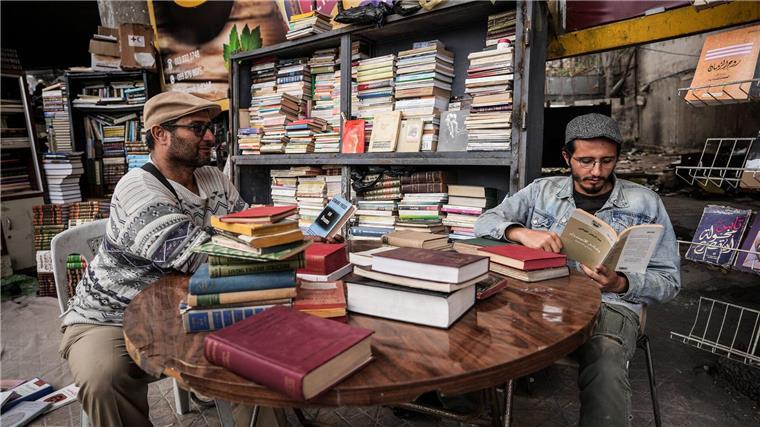 Jahrelang wurden die vielen verbotenen Bücher nur im Verborgenen verkauft.