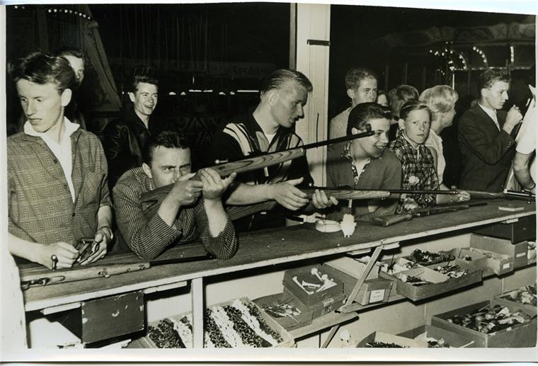 Einst und jetzt: Erinnerungen an das alte Einswarden Jahrmarkt in Einswarden 1959. Esther Eleonore Wolff-Winnhauer erinnert sich gern an die Fahrten mit der Raupenbahn, doch auch der Schießstand war dicht umlagert.