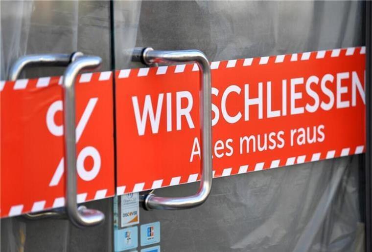 Plötzlicher Schock für Kunden! Berühmte Modemarke ist insolvent Ein Schild mit der Aufschrift "Wir schließen" hängt am Eingang eines Modegeschäfts. Jahrzehnte hat die Kette Seraphine Umstandsmode angeboten. Nun ist das Unternehmen insolvent.