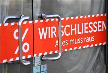 Ein Schild mit der Aufschrift "Wir schließen" hängt am Eingang eines Modegeschäfts.  Jahrzehnte hat die Kette Seraphine Umstandsmode angeboten. Nun ist das Unternehmen insolvent.