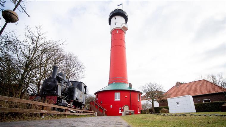 Insel rettet alte Dampflok mit Tau, Teamgeist und Muckis Jahrzehntelang hatte die alte Dampflok ihren Ausstellungsplatz vor dem Alten Leuchtturm. (Archivbild)