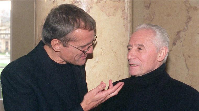 Moskauer Bolschoi-Ballettstar Grigorowitsch tot Jahrzehntelang prägte Juri Grigorowitsch (r) das weltberühmte Ballett des Moskauer Bolschoi Theaters. (Archivbild)