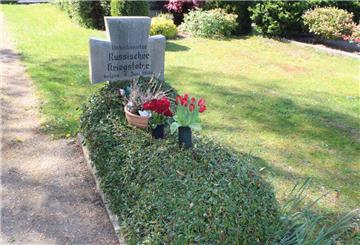 Jahrzehntelang sah das Grab des russischen Kriegstoten auf dem Wehdeler Friedhof so aus. Jetzt ist der Stein weg, weil die Gemeinde dabei ist, seine Identität zu ermitteln.