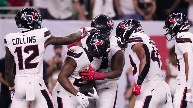 Johnsons spektakuläre Aktion verpufft: NFL-Pleite für Texans Jakob Johnson (zweiter von rechts) hatte einige gute Aktionen und feiert hier den Touchdown von Nick Chubb (Mitte) - die Texans verloren dennoch.