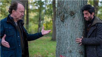 Jakob Stiller (Ulrich Noethen, l) entdeckt Remy Luger (Christoph Bach) in seinem Garten.