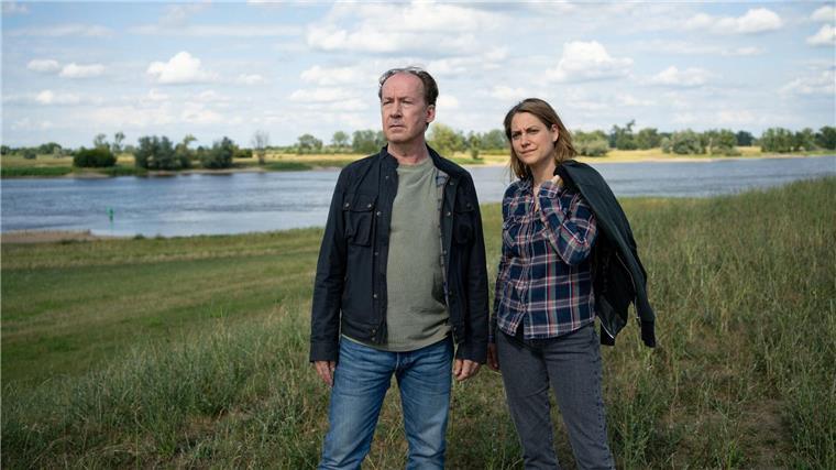 Kommissar auf der Pirsch: Neuer „Wendland“-Krimi Jakob Stiller (Ulrich Noethen) und Kira Engelmann (Bettina Burchard) ermitteln in einem Mordfall.