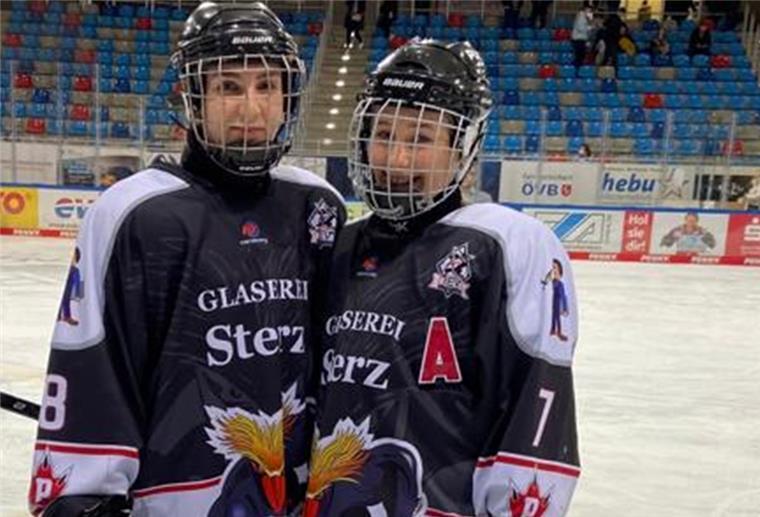 Eishockey: Fischtown Ladies zweimal unglücklich gegen Hamburg Jale Köseoglu (links) und Svenja Ehrich gingen mit den Fischtown Ladies leer aus.