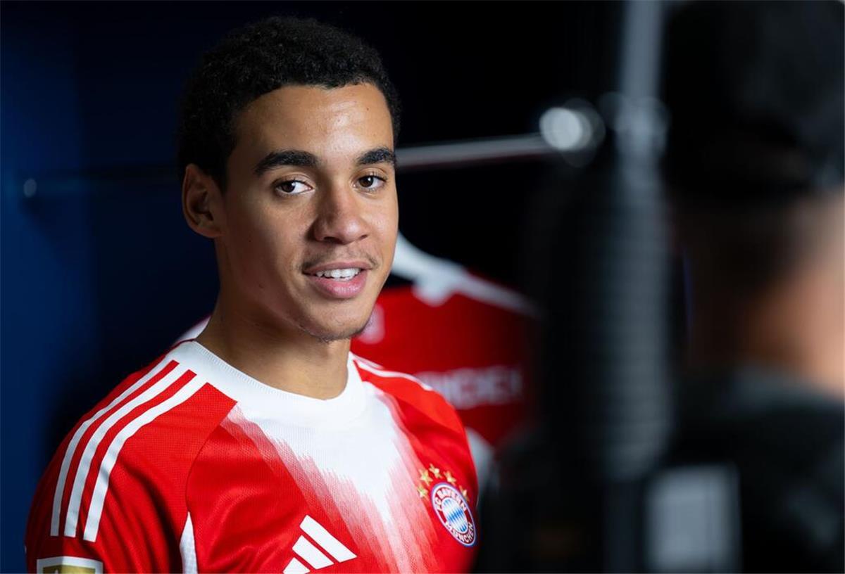 Jamal Musiala: Fan-Selfie-Wünsche erinnern ihn an Kindheit Jamal Musiala ist erst 22, aber gehört zu den Großen im deutschen Fußball.