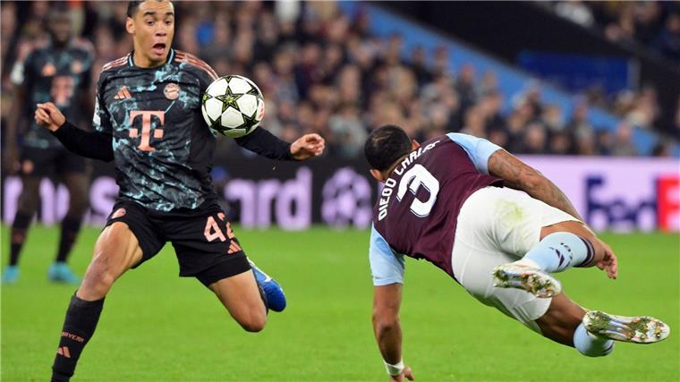 Jamal Musiala (l), hier im Einsatz gegen Aston Villa, fehlt den Bayern in Frankfurt.