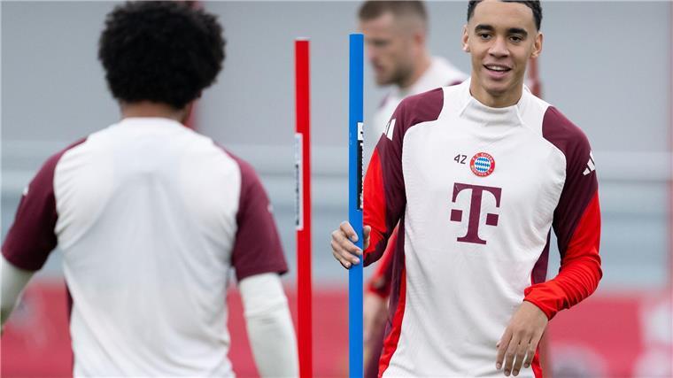 Jamal Musiala (r) in Aktion beim Abschlusstraining.