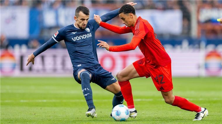 Rasen als Stolperfalle? Bayern spielen auch im „Himalaya“ Jamal Musiala (r) spielte bei Bayerns 5:0 in Bochum groß auf.