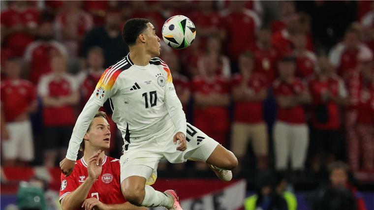 Jamal Musiala (r) und Dänemarks Joachim Andersen kämpfen um den Ball.