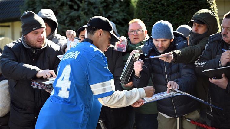 Fußballer im Football-Trikot Jamal Musiala trägt das Trikot von Amon-Ra St. Brown aus der Football-Liga NFL.