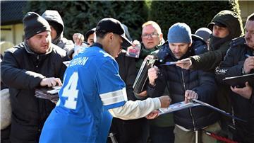 Jamal Musiala trägt das Trikot von Amon-Ra St. Brown aus der Football-Liga NFL.