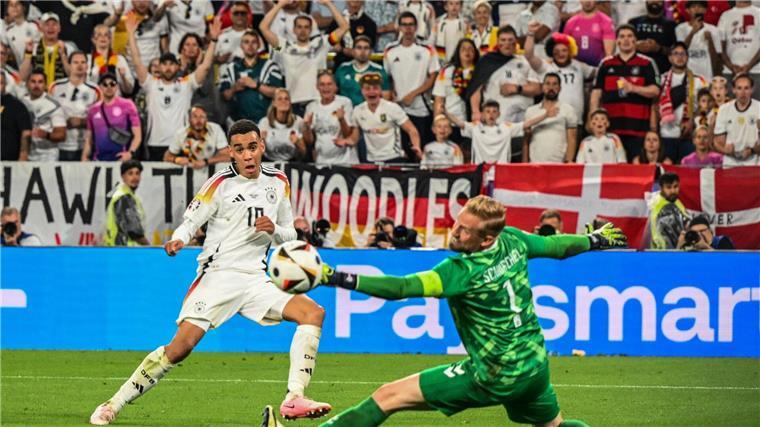 Nach Blitz und Donner: DFB-Team stürmt ins Viertelfinale Jamal Musiala überwand Torhüter Kasper Schmeichel und traf zum 2:0.