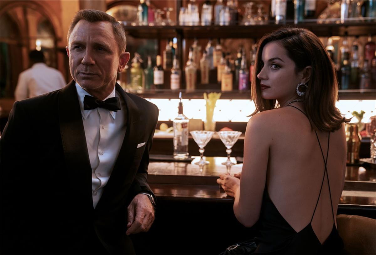 James Bond (Daniel Craig) und Paloma (Ana de Armas) in NO TIME TO DIE. vk