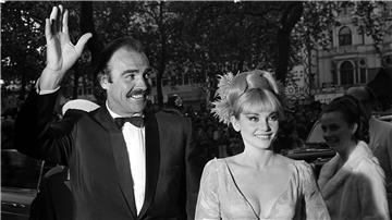 James-Bond-Star Sean Connery mit seiner damaligen Frau Diane Cilento bei der Ankunft zur Weltpremiere seines Films „Man lebt nur zweimal“ in London.