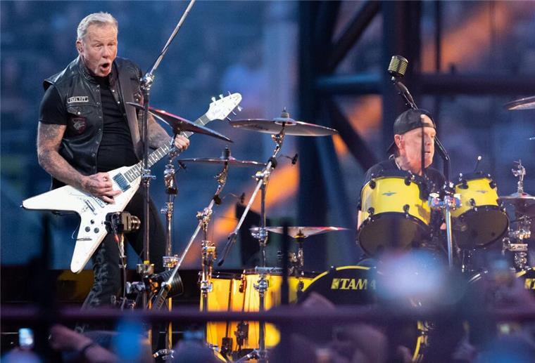James Hetfield (l), Sänger und Gitarrist, und Lars Ulrich, Schlagzeuger, von der US-Metal-Band Metallica stehen im Münchner Olympiastadion auf der Bühne. 