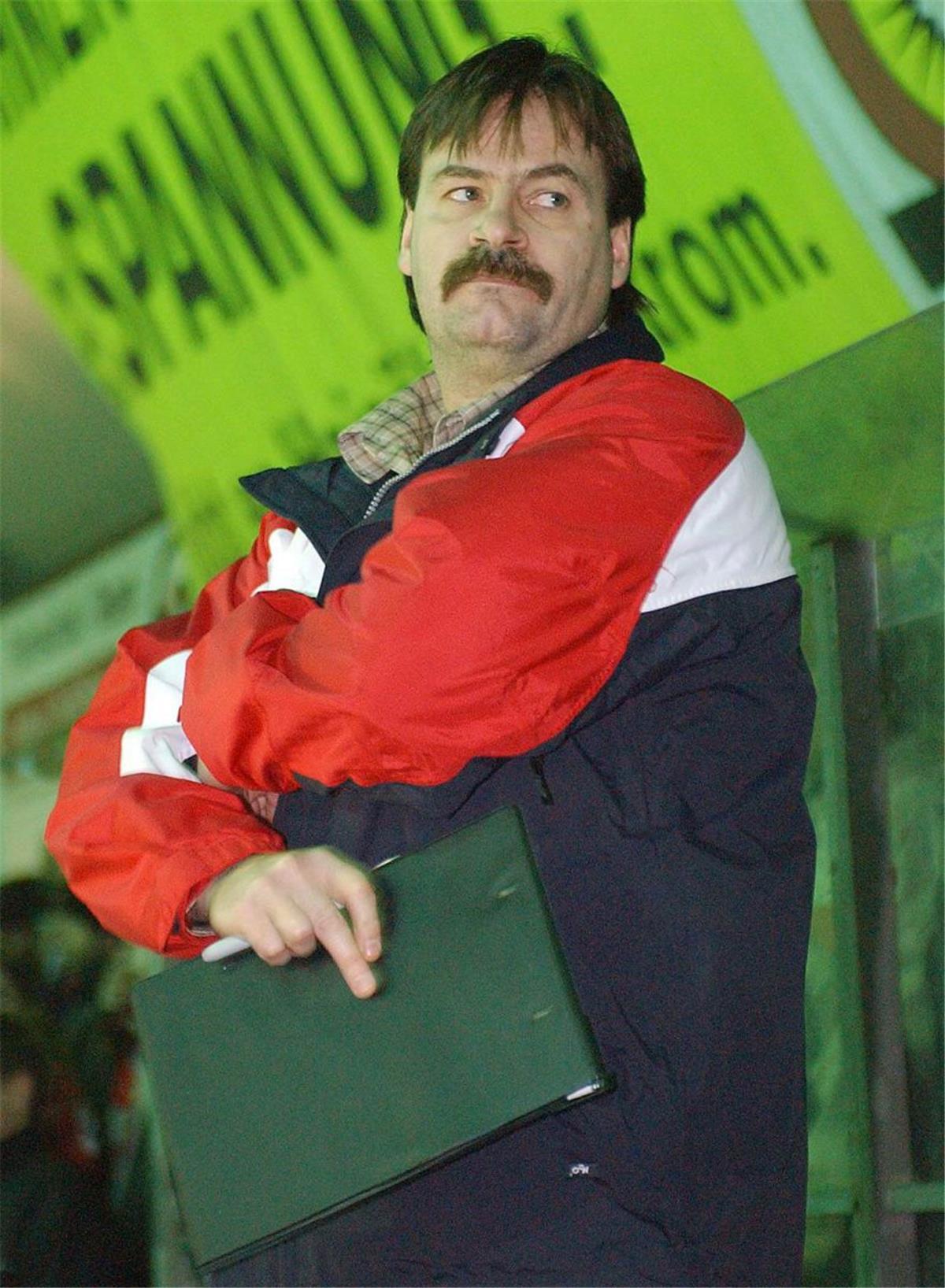 Nach Bierbecherwurf: DEL ermittelt gegen die Fischtown Pinguins Jamie Bartman wurde Opfer eines Becherwurfs.