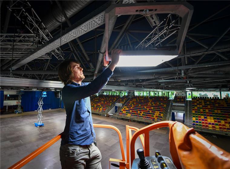 Stadthalle Bremerhaven auf LED-Technik umgerüstet Jan Banaschewski, technischer Leiter der Stadthalle Bremerhaven, zeigt die neuen LED-Lichter.