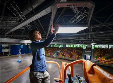 Jan Banaschewski, technischer Leiter der Stadthalle Bremerhaven, zeigt die neuen LED-Lichter. 