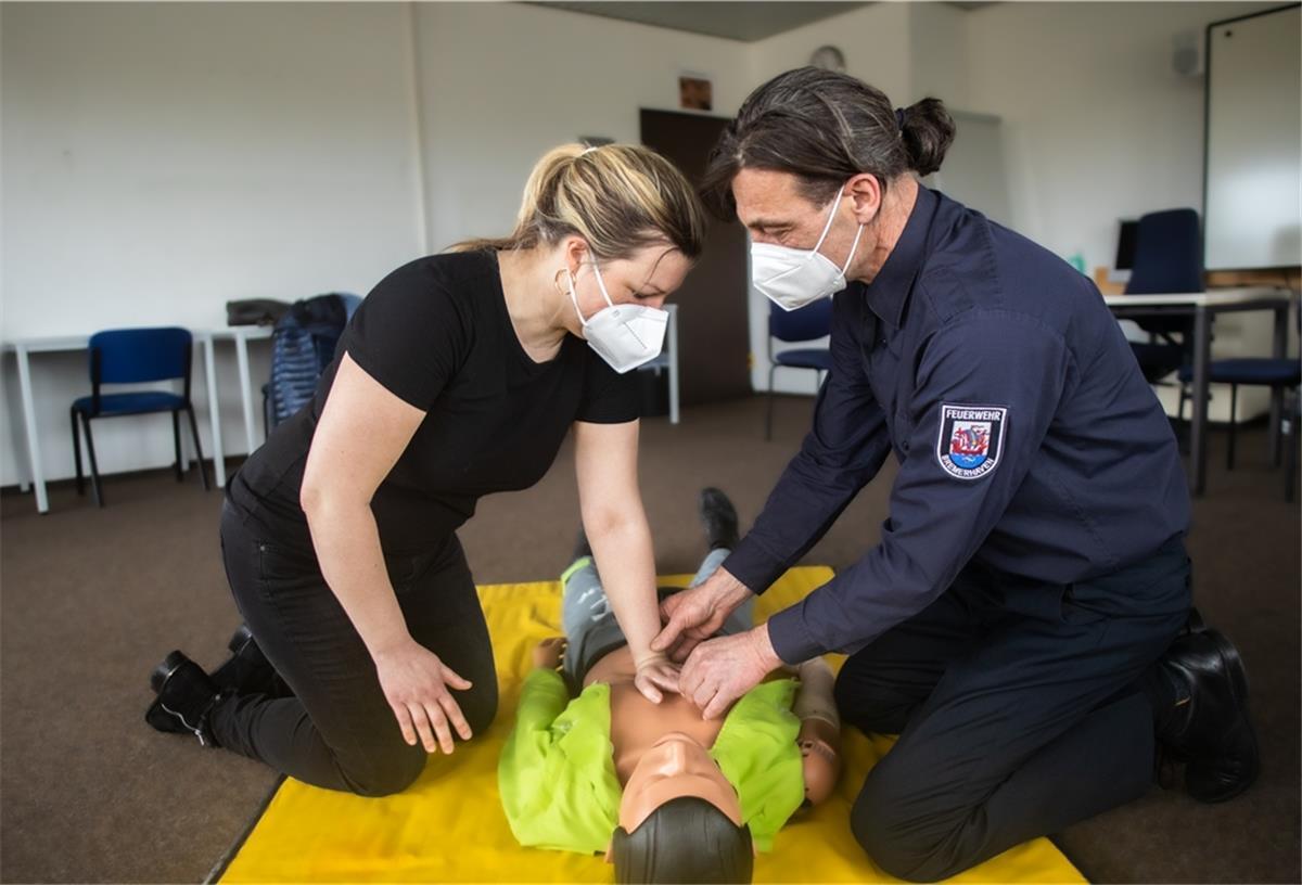 Herzdruckmassage: Jede Minute Nichtstun kostet Überlebenschancen Jan Bobke, stellvertretender Leiter der Notfallsanitäterschule, zeigt Redakteurin Denise von der Ahé, wie die Herzdruckmassage funktioniert.