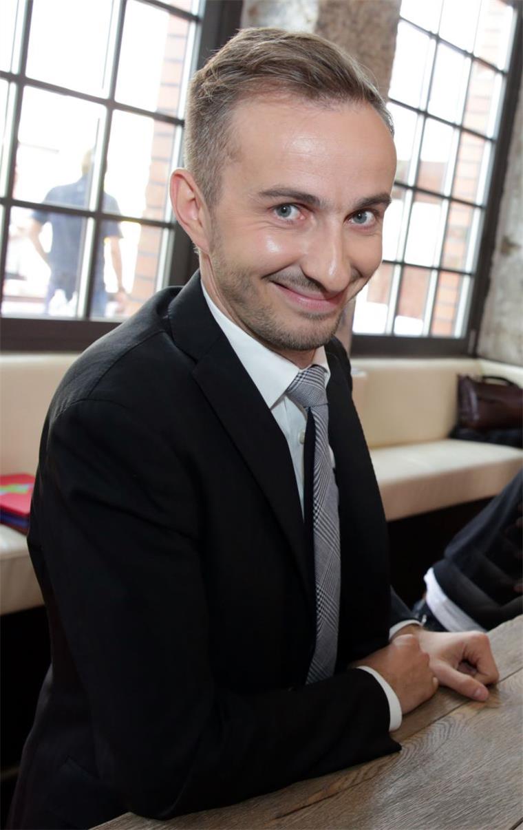 Böhmermann und kein Ende in Sicht. Bundesregierung braucht mehrere Tage, um den Fall zu prüfen Jan Böhmermann hält die Politik in Atem. Die Bundesregierung braucht mehrere Tage, um zu prüfen, ob die Staatsanwaltschaft Strafverfolgung einleiten soll. Grund ist das Schmähgedicht auf Erdogan.
