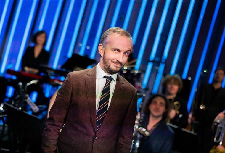 Bissiger Jan Böhmermann warnt in der „New York Times“ vor der AfD ARCHIV - 02.12.2021, Nordrhein-Westfalen, Köln: Jan Böhmermann, Moderator, steht im Anschluss an seine Late-Night-Show «ZDF Magazin Royal» vor seinem Orchester, dem Rundfunk Tanzorchester Ehrenfeld, aufgenommen am 02.12.2021. (zu dpa: «Böhmermann kontert bei «New York Times» Musks AfD-Empfehlung») Foto: Rolf Vennenbernd/dpa +++ dpa-Bildfunk +++