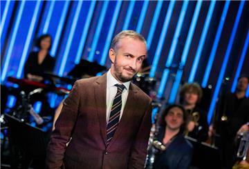 ARCHIV - 02.12.2021, Nordrhein-Westfalen, Köln: Jan Böhmermann, Moderator, steht im Anschluss an seine Late-Night-Show «ZDF Magazin Royal» vor seinem Orchester, dem Rundfunk Tanzorchester Ehrenfeld, aufgenommen am 02.12.2021. (zu dpa: «Böhmermann kontert bei «New York Times» Musks AfD-Empfehlung») Foto: Rolf Vennenbernd/dpa +++ dpa-Bildfunk +++