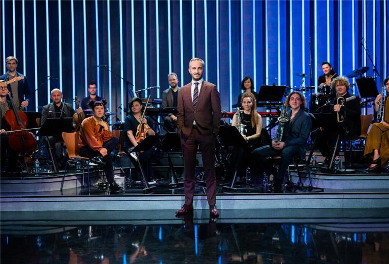 Neue Acts angekündigt: Jan Böhmermann kommt zum Hurricane-Festival Jan Böhmermann, Moderator, steht im Anschluss an seine Late-Night-Show „ZDF Magazin Royal“ vor seinem Orchester, dem Rundfunk-Tanzorchester Ehrenfeld.