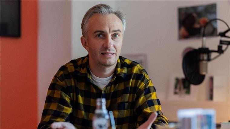 Böhmermann verteidigt CDU-Nazi-Post Jan Böhmermannim Interview mit der dpa in seinem Büro in den Räumen von Studio Ehrenfeld in Köln.