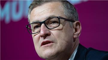 Jan-Christian Dreesen lässt die Aussagen von Bayer-Chef Fernando Carro nicht unbeantwortet.